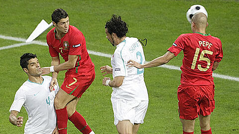 Portugals Torschütze Pepe (r.) mit Cristiano Ronaldo (2.v.l.) im Spiel gegen die Türkei