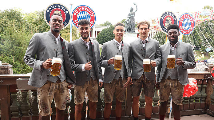 Willkommene Abwechslung oder Pflichttermin zur Unzeit? Die Bayern-Profis Ryan Gravenberch, Noussair Mazraoui, Jamal Musiala, Leon Goretzka und Alphonso Davies (von links) auf dem Oktoberfest.
