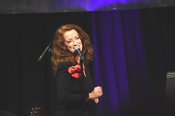 Julia von Miller singt in der Theatinerkirche. Julia von Miller singt in der Theatinerkirche.