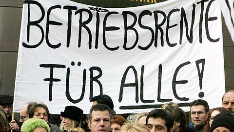 Mitarbeitende einer Bank demonstrieren für den Erhalt ihrer Betriebsrente (Foto: Archiv).