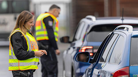 Eine Polizeistreife hat in M&uuml;nchen eine BMW-Fahrerin in einer Nacht gleich zwei Mal ohne F&uuml;hrerschein erwischt. (Symbolbild)