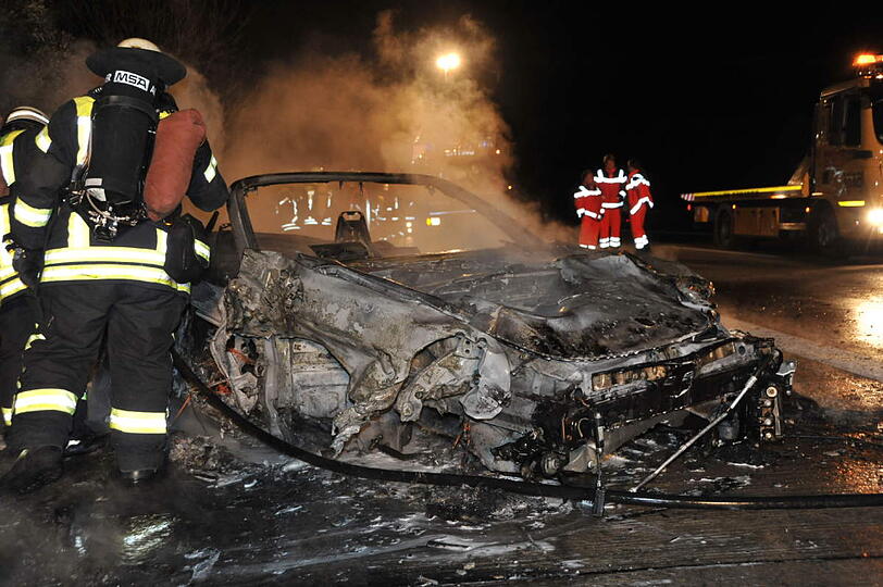 &bdquo;Die haben wahnsinniges Glück gehabt. Ihr Porsche war mit mindesten Tempo 150 Kilometern pro Stunde unterwegs&ldquo; - die Bilder vom Horror-Crash auf der A92.