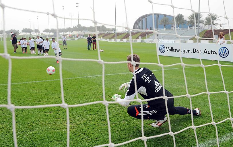 Manuel Neuer stellt sich einem Elfmeterschießen mit Kindern.