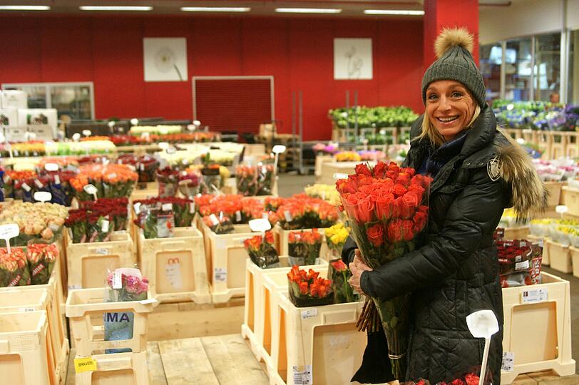 Silvia Weißenberger, Besitzerin der &bdquo;Naturelle Floristik&ldquo; in der Lindwurmstraße, mit einem Strauß Rosen.