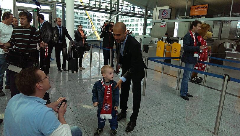 Der FC Bayern vor dem Abflug nach Prag.