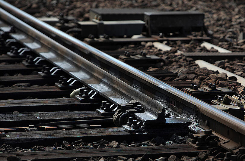 Die Leiche des Mannes wurde neben den Bahngleisen gefunden. (Symbolbild)