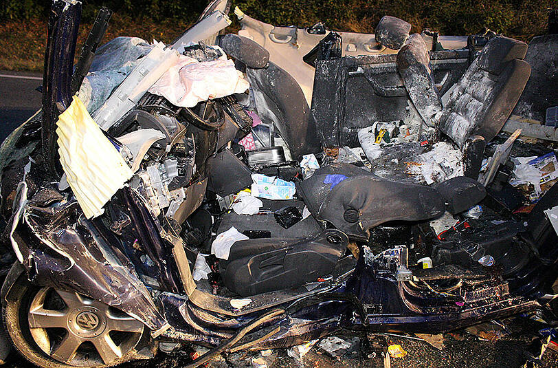 Bei dem Crash wurde der VW Touran komplett zerstört. Die Bilder von der Unfallstelle.