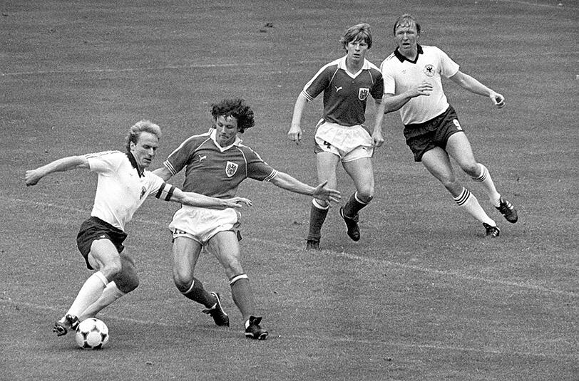 25. Juni 1982, die Schande von Gijon: Nationalspieler Karl-Heinz Rummenigge (links) und sein Sturmpartner Horst Hrubesch (rechts oben) werden von den Österreichern Heribert Weber (2.v.l.) und Josef Degeorgi (2.v.r.) attackiert.Deutschland geht durch Hrubesch (11.) in Führung. Jetzt sind Deutschland und Österreich weiter. Algerien ist raus. Österreicher und Deutsche schließen stillschweigend einen Nicht-Angriffspakt.