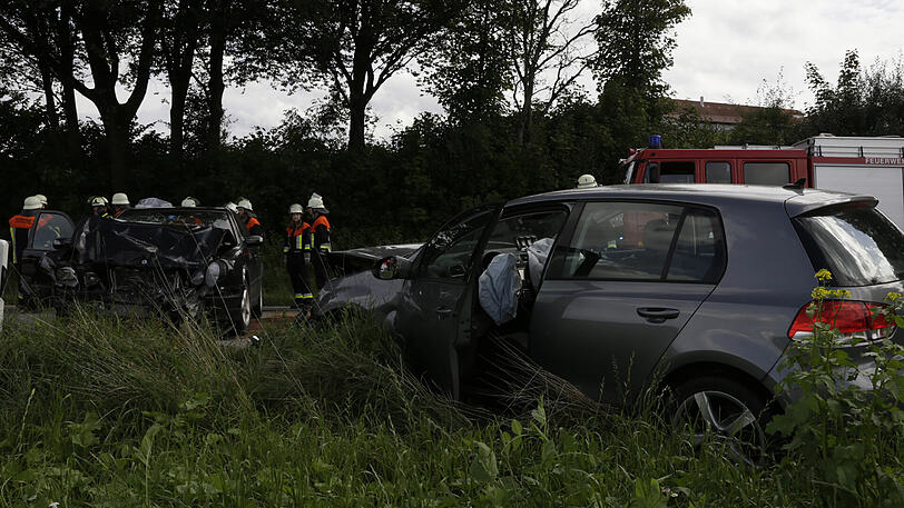 Beide Autos sind stark demoliert - die Front jeweils komplett zerstört. Die Bilder vom Unfall auf der B12.