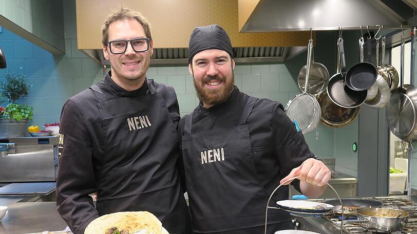 Sorgen für raffinierte Geschmackserlebnisse im Restaurant Neni: Küchenchef Patrick Heit (l.) und Sous-Chef Maximilian Brummer in der Küche des Neni am Bahnhofsplatz.
