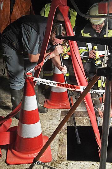 Sechs Stunden lang kämpften zahlreiche Hilfskräfte in Großpienzenau in der Gemeinde Weyarn um die Rettung einer 500 Kilogramm schweren Kuh, die in eine Odelgrube gestürzt war.