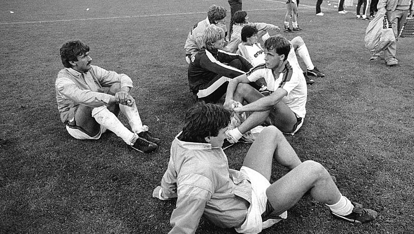 Gladbachs Spieler am Boden zerstört. Vorne: Lothar Matthäus, der einen Elfmeter verschoss. Gladbachs Spieler am Boden zerstört. Vorne: Lothar Matthäus, der einen Elfmeter verschoss.
