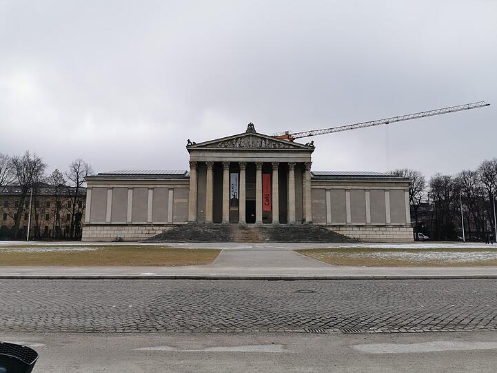 Der Kran täuscht, doch die Antikensammlungen sind meilenweit von einem modernen Museum entfernt.
