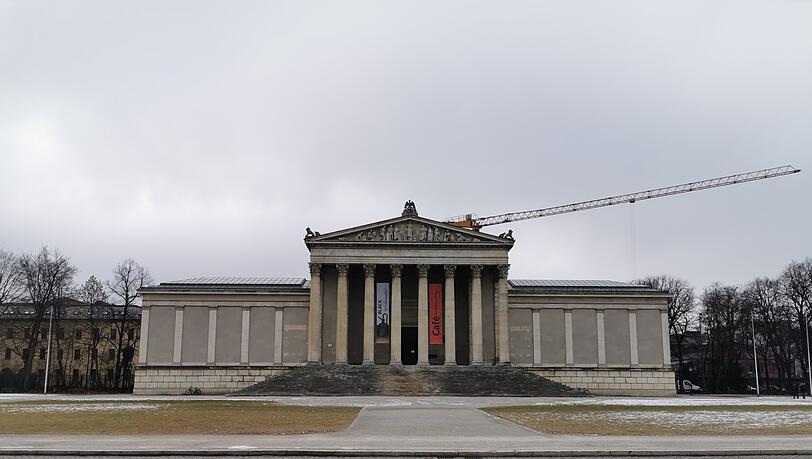 Der Kran täuscht, doch die Antikensammlungen sind meilenweit von einem modernen Museum entfernt.