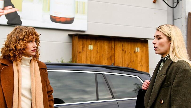 "Alles was zählt": Lucie beobachtet, wie Caroline (l.) Druck auf ihre Assistentin Olivia ausübt.