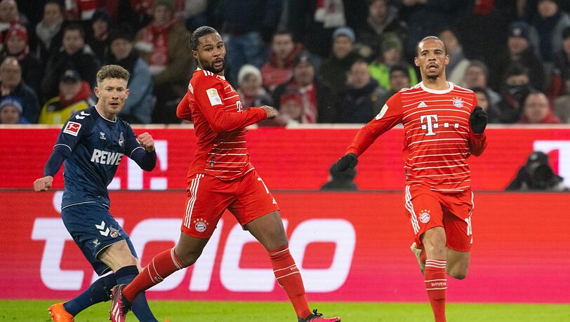 Florian Kainz (l) von Köln und Serge Gnabry (M) und Leroy Sane von München in Aktion.