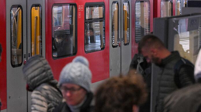 "Es wird mit Hochdruck an der Wiederaufnahme des S-Bahn-Betriebs gearbeitet", teilte die Deutsche Bahn am Mittwochmorgen mit. (Symbolbild)