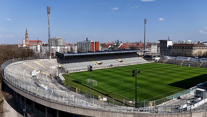 Ein Stadt-Stadion mit viel Geschichte, das modernen Ansprüchen aktuell nicht genügt: das Grünwalder, vorne die unüberdachte Westkurve. Ein Stadt-Stadion mit viel Geschichte, das modernen Ansprüchen aktuell nicht genügt: das Grünwalder, vorne die unüberdachte Westkurve.
