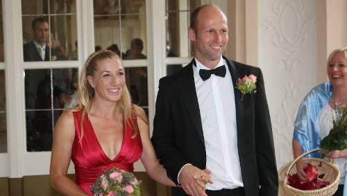 Glückliche Brautleute: Anni Friesinger und Ids Postma. Glückliche Brautleute: Anni Friesinger und Ids Postma.
