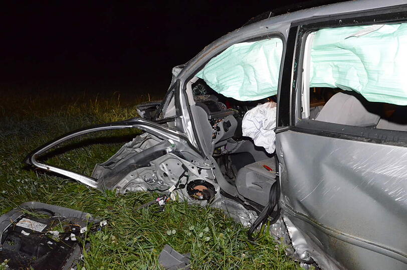 Überholmanöver zum falschen Moment: Zwei Autos krachen frontal ineinander, die beiden Fahrer sind verletzt.