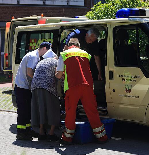 Das Gelände der Pfeifferschen Stiftungen in Magdeburg (Sachsen-Anhalt) musste am Freitag evakuiert werden. Mehrere Hundert Pflegebedürftige und Kranke aus dem ostelbischen Krankenhaus werden vor dem Elbe-Hochwasser in Sicherheit gebracht. In Magdeburg steigt das Hochwasser der Elbe deutlich schneller und vermutlich höher als erwartet.