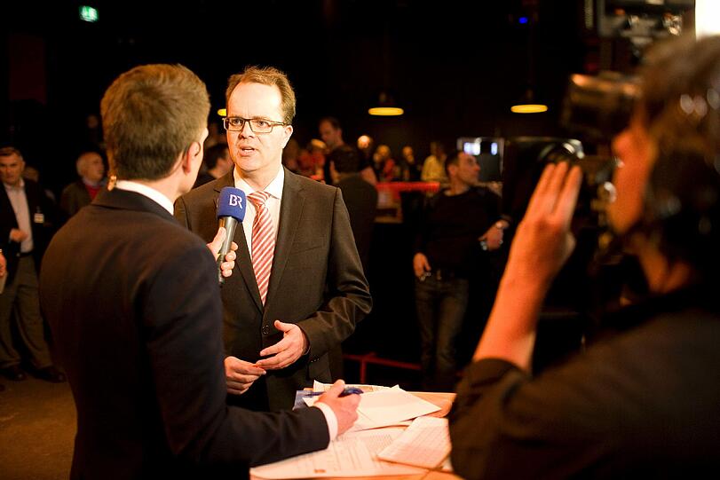Während der Watezeit auf Dieter Reiter werden fleißig Interviews geführt.
