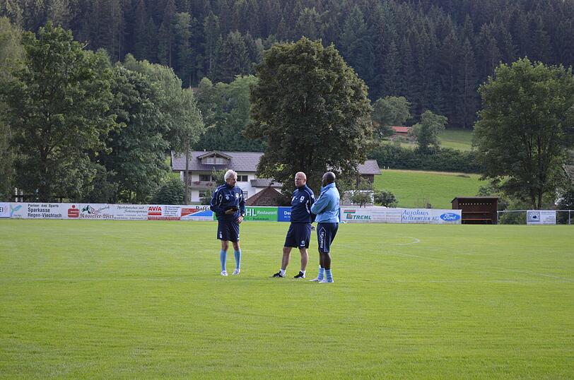 Trainer Torsten Fröhling, sein Co-Trainer Collin Benjamin und Torwart-Trainer Kurt Kowarz im Trainingslager in Bodenmais.