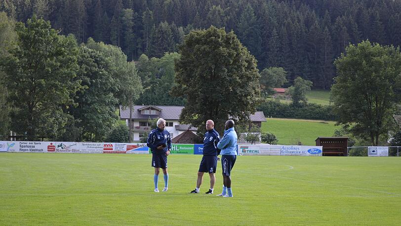 Trainer Torsten Fröhling, sein Co-Trainer Collin Benjamin und Torwart-Trainer Kurt Kowarz im Trainingslager in Bodenmais. Trainer Torsten Fröhling, sein Co-Trainer Collin Benjamin und Torwart-Trainer Kurt Kowarz im Trainingslager in Bodenmais.