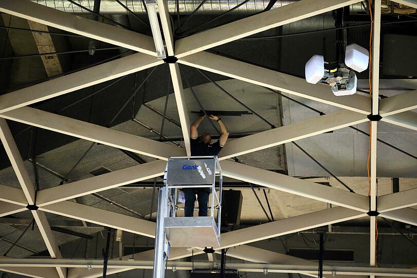 Nasser Audi Dome: Mit Hochdruck arbeiten die Techniker an der defekten Heizungspumpe am Dach der Halle. Bis zum Finale Bayern gegen Berlin soll alles wieder trocken sein.