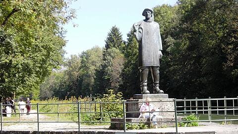 Das Thalkirchner Flößer-Denkmal.