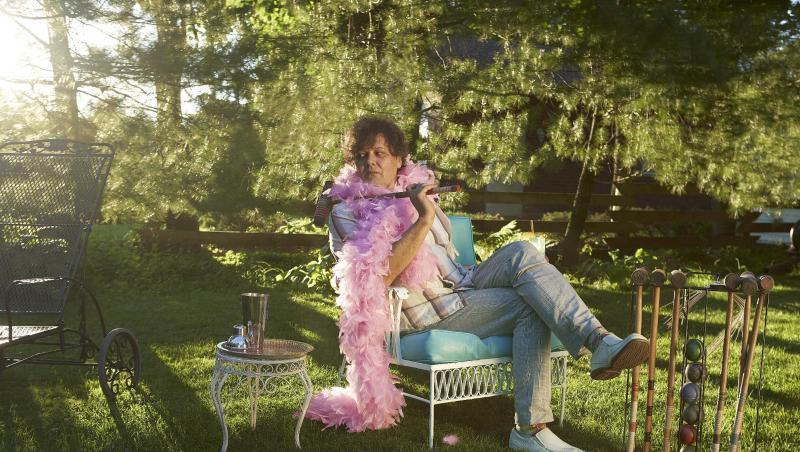 Nach dem Rasenmähen hat sich Ron Sexsmith ein Päuschen verdient. Nach dem Rasenmähen hat sich Ron Sexsmith ein Päuschen verdient.