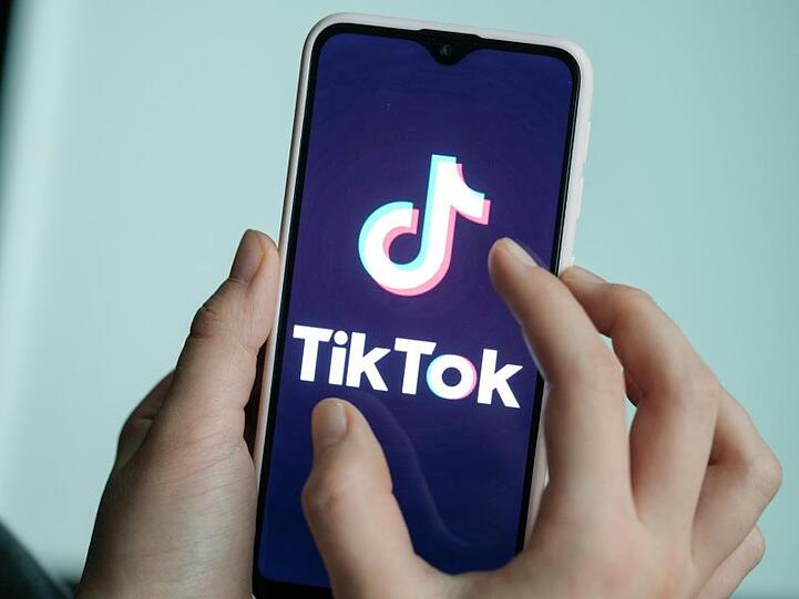 Das Logo des Videoportals TikTok auf einem Smartphone. Foto: Jens Kalaene/dpa-Zentralbild/dpa/Symbolbild/Archiv