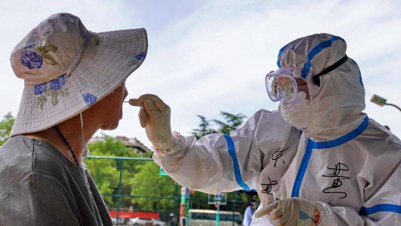 Ein medizinischer Mitarbeiter entnimmt einem Bürger von Peking eine Probe. Ein medizinischer Mitarbeiter entnimmt einem Bürger von Peking eine Probe.