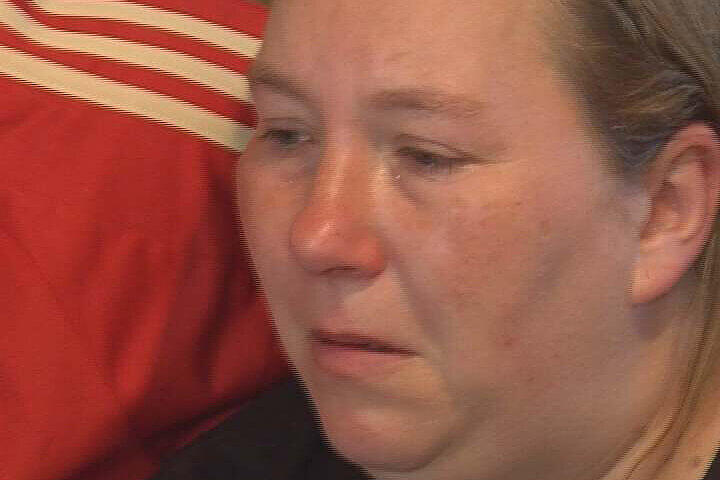 Um die Kinder kümmert sich jetzt die Großmutter  &ndash; sie muss ihnen beibringen, dass die Mama nicht wieder nach Hause kommt.