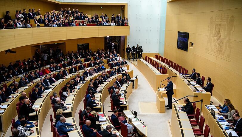 Ministerpräsident Markus Söder (CSU) spricht zum Beginn der Parlamentssitzung zur Vereidigung seiner neuen Kabinettsmitglieder 2018 auf seinem Platz. Frauen sind im bayerischen Parlament und in Söders Kabinett jedoch eine Seltenheit.