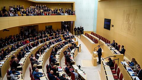 Ministerpräsident Markus Söder (CSU) spricht zum Beginn der Parlamentssitzung zur Vereidigung seiner neuen Kabinettsmitglieder 2018 auf seinem Platz. Frauen sind im bayerischen Parlament und in Söders Kabinett jedoch eine Seltenheit.