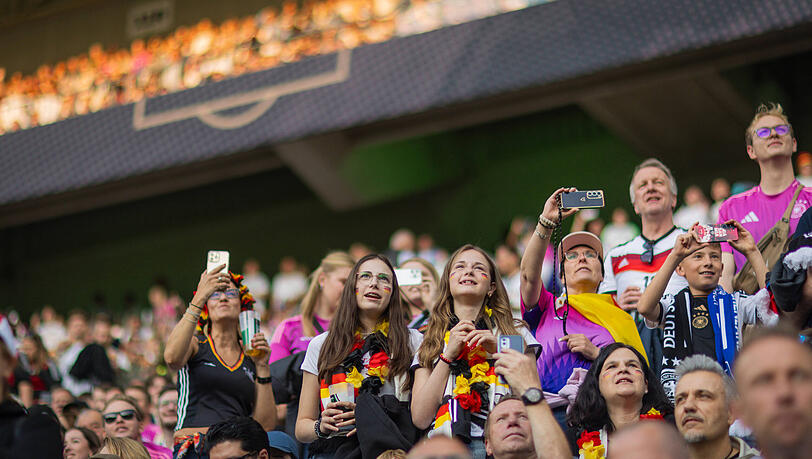 Fans des DFB feuern die deutsche Nationalmannschaft an.