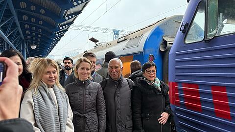 Die EU-Außenbeauftragte Kaja Kallas (2.v.l) und EU-Erweiterungskommissarin Marta Kos (r) legen Berichte zu Reformfortschritten von Ländern vor, die in die Europäische Union streben. (Archivbild)