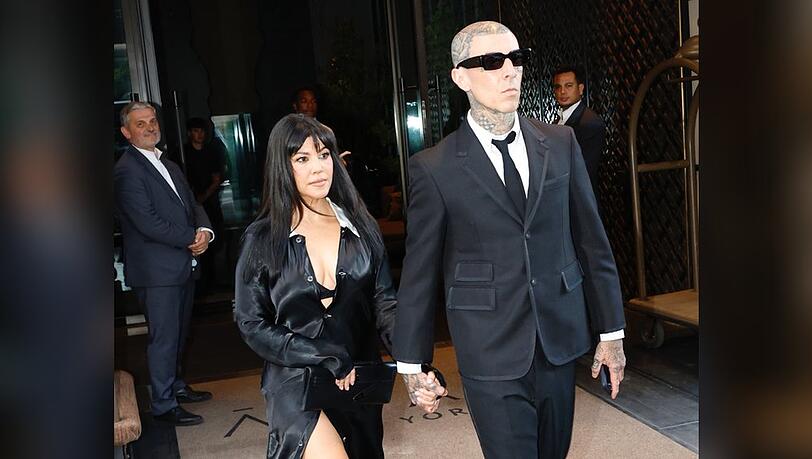 Kourtney Kardashian und Travis Barker auf dem Weg zu seiner Filmpremiere beim Tribeca Film Festival. Kourtney Kardashian und Travis Barker auf dem Weg zu seiner Filmpremiere beim Tribeca Film Festival.