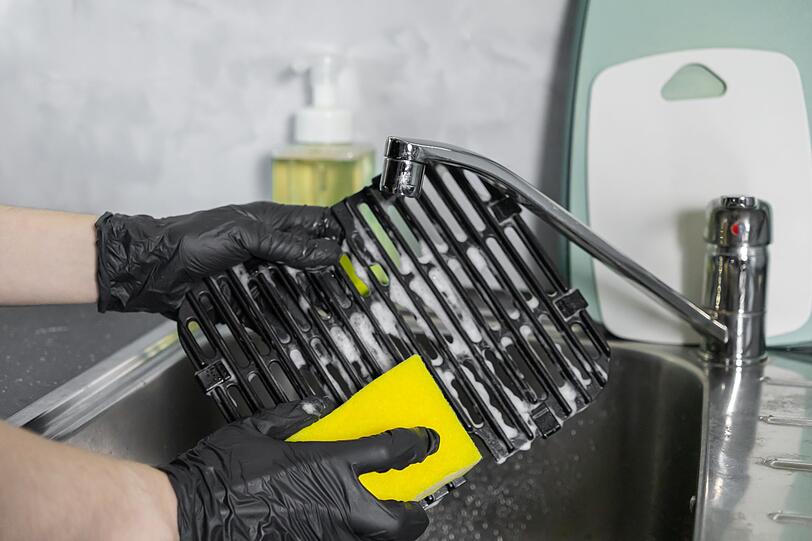F&uuml;r die Reinigung sollten warmes Wasser, etwas Sp&uuml;lmittel und ein weiches Tuch oder ein Schwamm verwendet werden. Aggressive Scheuermittel, sehr raue Topfreiniger oder kratzende B&uuml;rsten sind Tabu, da sie die Antihaftbeschichtung besch&auml;digen k&ouml;nnen. Zuletzt sollten alle herausnehmbaren Teile gr&uuml;ndlich nachgesp&uuml;lt werden, damit kein Sp&uuml;lmittel zur&uuml;ckbleibt.
