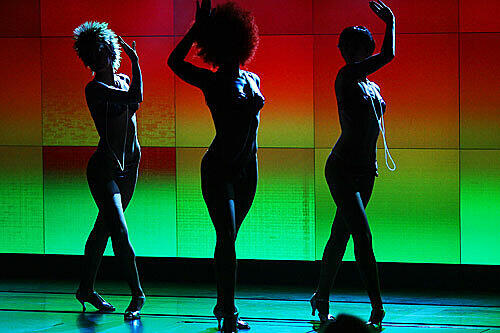 ..sind die drei Ladies bei ihrer (nackten) Performance auf der Theater-Bühne..