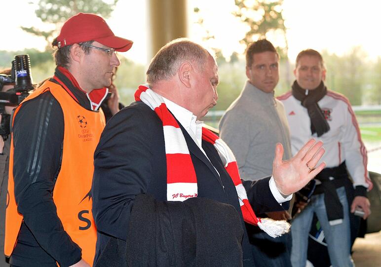 Hoeneß geht vorbei an einem Ordner.
