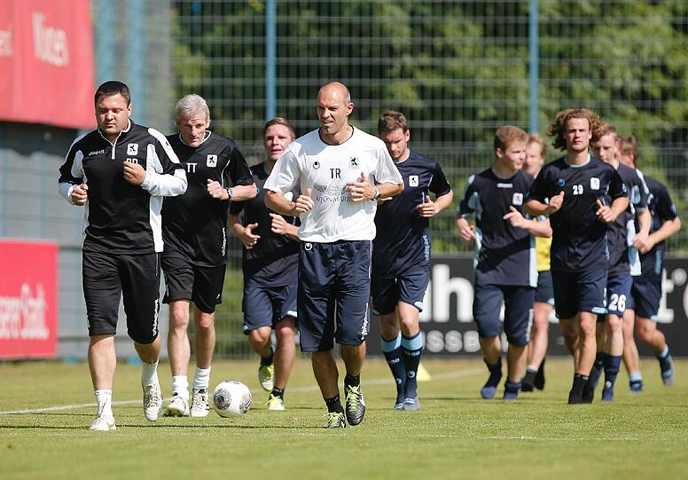 Strahlender Sonnenschein: Der TSV 1860 startet die Mission Aufstieg. Mit dabei: Die Neulöwen Daniel Adlung, Yannick Stark, Stephan Hain, Sebastian Hertner und Markus Schwabl. Die Bilder