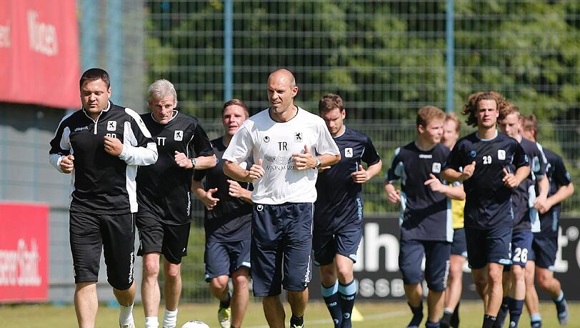 Strahlender Sonnenschein: Der TSV 1860 startet die Mission Aufstieg. Mit dabei: Die Neulöwen Daniel Adlung, Yannick Stark, Stephan Hain, Sebastian Hertner und Markus Schwabl. Die Bilder Strahlender Sonnenschein: Der TSV 1860 startet die Mission Aufstieg. Mit dabei: Die Neulöwen Daniel Adlung, Yannick Stark, Stephan Hain, Sebastian Hertner und Markus Schwabl. Die Bilder