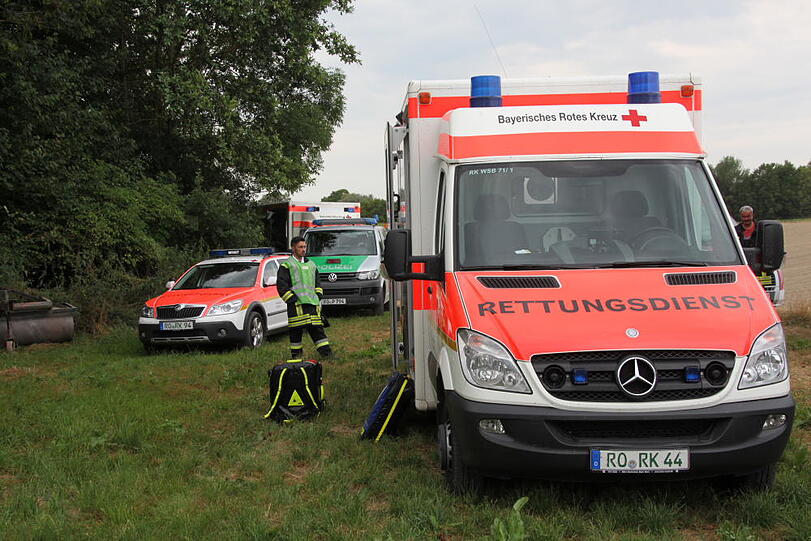 Bei einem schweren Unfall mit einem Regionalzug ist am Mittwochmorgen eine junge Autofahrerin ums Leben gekommen.