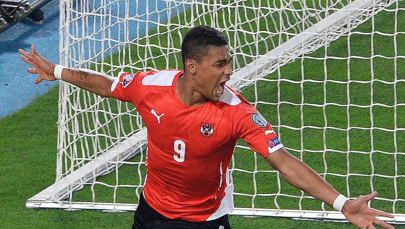 Sechzigs Rubin Oktotie feierte sein Tor für Österreich - es war der entscheidende Treffer im Spiel gegen Russland. Sechzigs Rubin Oktotie feierte sein Tor für Österreich - es war der entscheidende Treffer im Spiel gegen Russland.