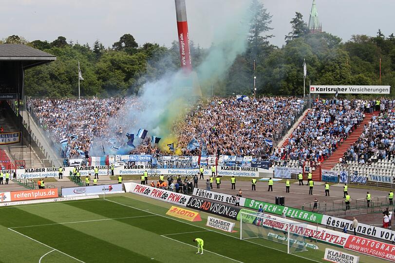 Die Bilder von der Pyro-Show der Löwen-Fans in Karlsruhe