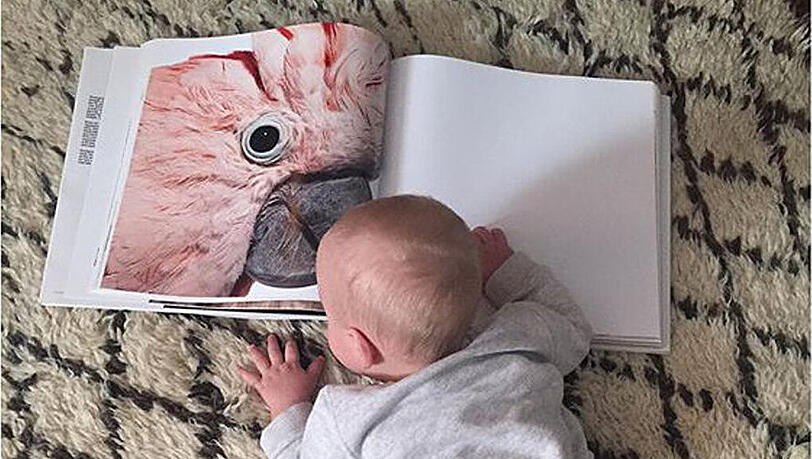 Liv Tylers Sohn staunt nicht schlecht beim Betrachten der großen Tieraufnahme. Liv Tylers Sohn staunt nicht schlecht beim Betrachten der großen Tieraufnahme.