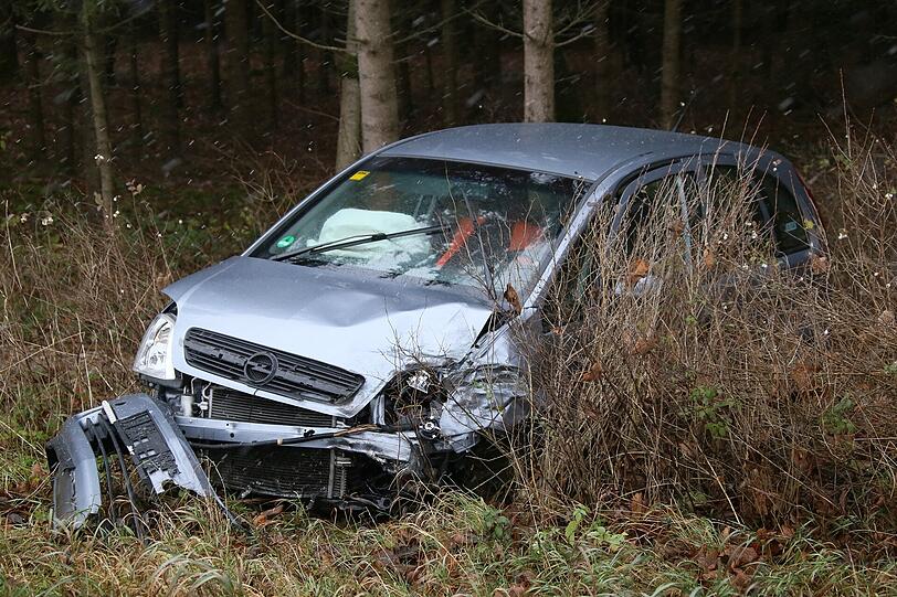 Ein 85-Jähriger kam von der Fahrbahn ab und krachte frontal in das Auto eines 82-Jährigen.