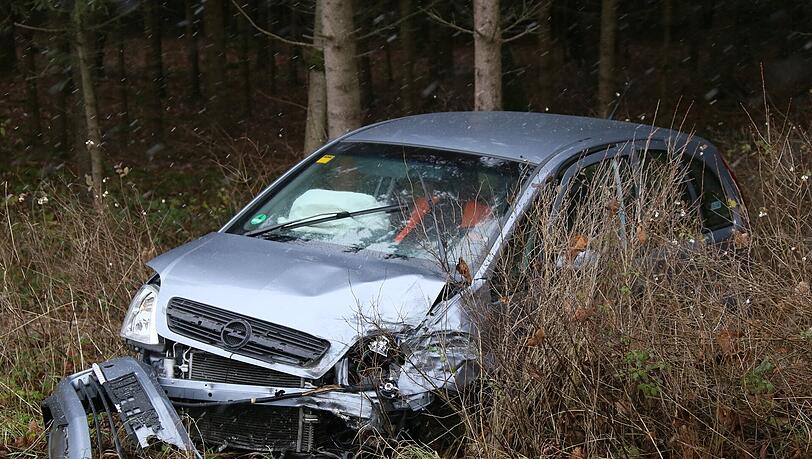 Ein 85-Jähriger kam von der Fahrbahn ab und krachte frontal in das Auto eines 82-Jährigen. Ein 85-Jähriger kam von der Fahrbahn ab und krachte frontal in das Auto eines 82-Jährigen.